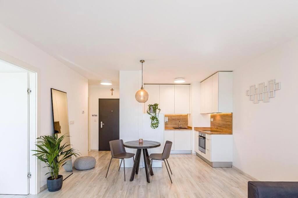 Urban Apartment With Possibility Of Parking Bratislava Exterior foto